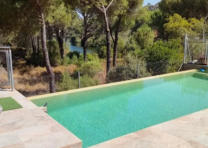 De Madera Junto Al Lago Las Jaras