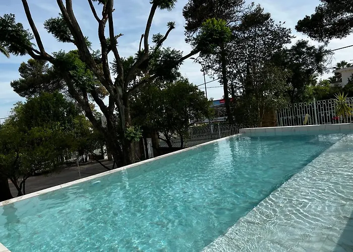 Los Almendros - Free Parking