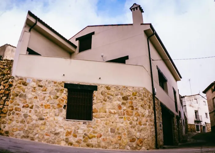 Villa El Aprisco, con piscina climatizada en Hueva-Guadalajara, España