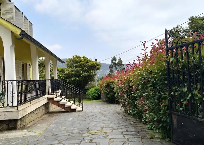 Casa con jardín en la playa de Almieiras
