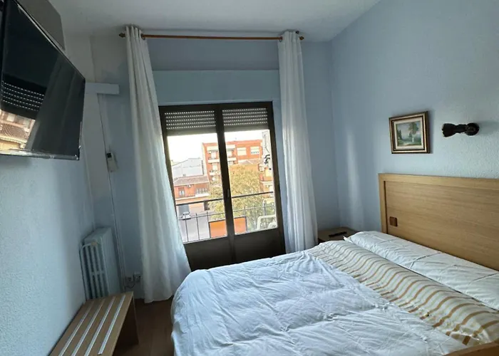 Hostal agripino y Restaurante asiático Mora, España