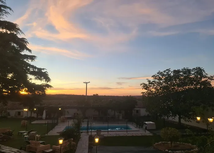CASA RURAL PALACIO CONDE DE ALDANA con piscina entre encinares y dehesas
