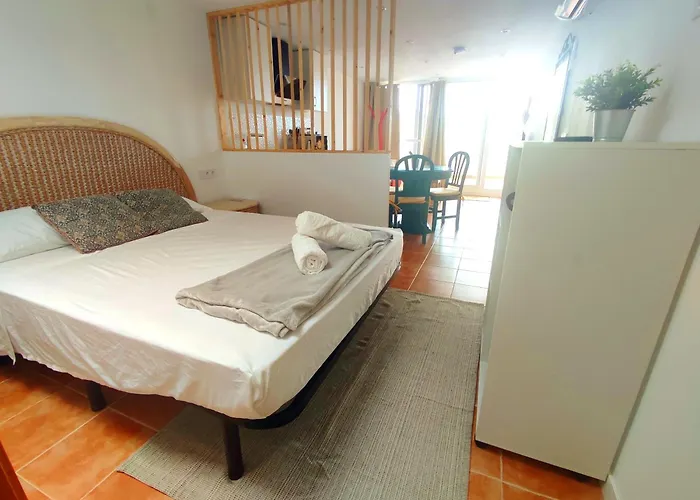 VILLA FALCONERA APARTAMENTS, GANDIA a las faldas de la montaña RELAX&PETS