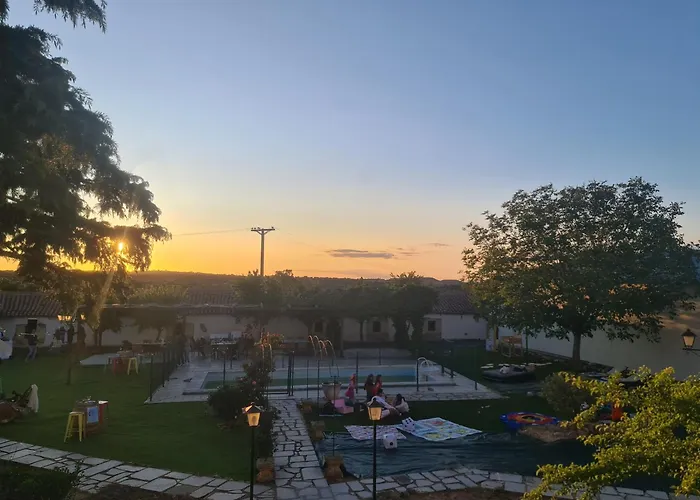 CASA RURAL PALACIO CONDE DE ALDANA con piscina entre encinares y dehesas