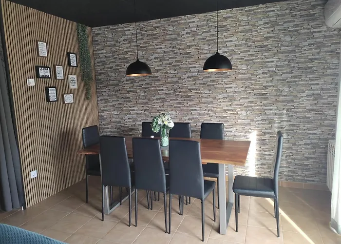 La Villa de Iker con Chimenea y a 10 mint de Puy du Fou Argés, España