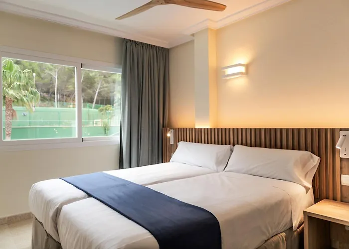 Apartamentos El Pinar Cala Llonga , España