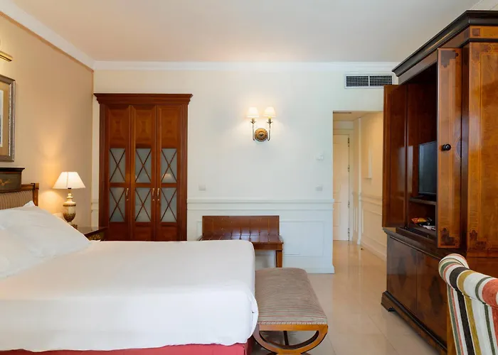 Apartamentos Guadalpin Suites