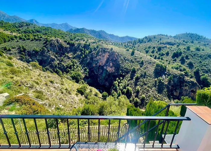 Apartamentos Axarquia , Frigiliana, terraza privada con vistas a la montaña rio y al mar