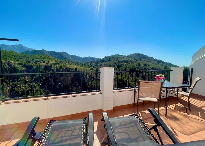 Apartamentos Axarquia , Frigiliana, terraza privada con vistas a la montaña rio y al mar, España