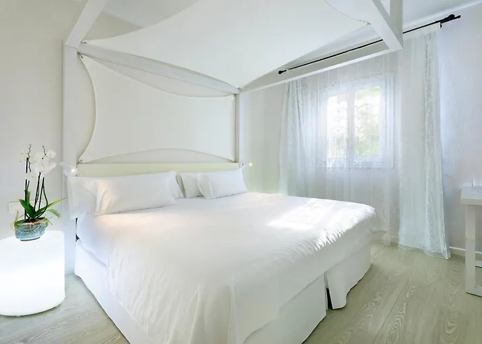 Blanco Hotel Formentera Es Pujols, España