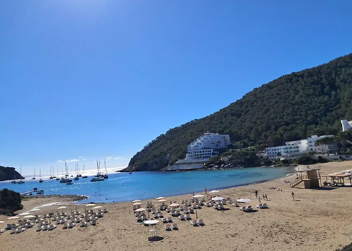 Apartamentos Cala Llonga