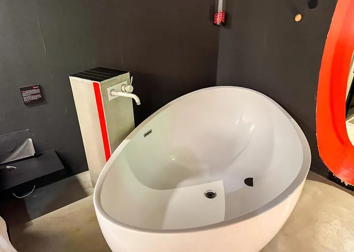 The Black Boutique -- Turistea Suites