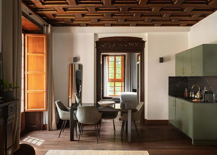 Limehome Palacio De Los Álava-Velasco