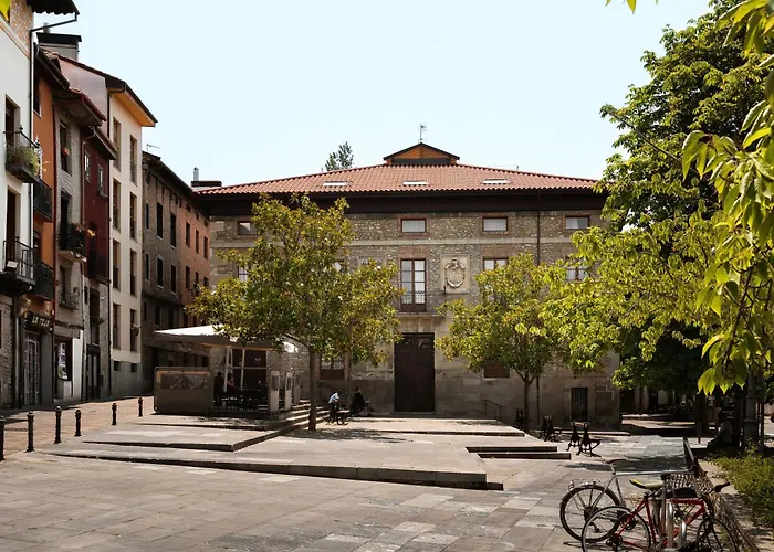 Limehome Palacio De Los Álava-Velasco