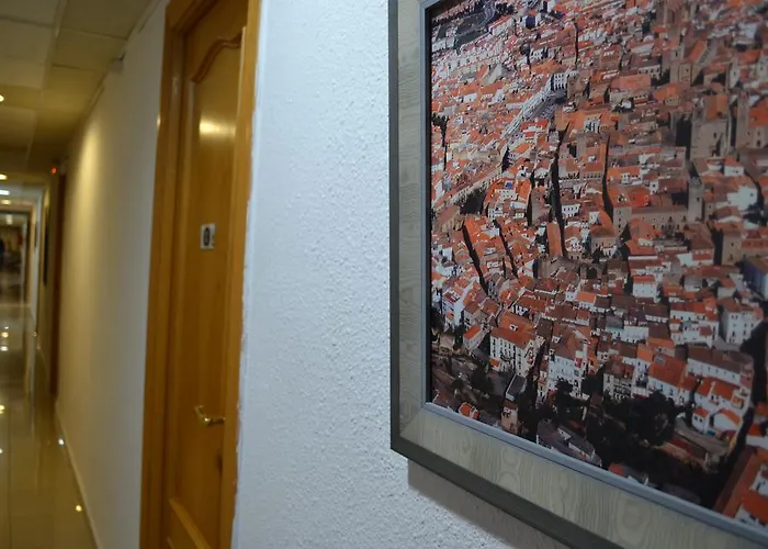 Hostal Al-Qazeres Caces, España