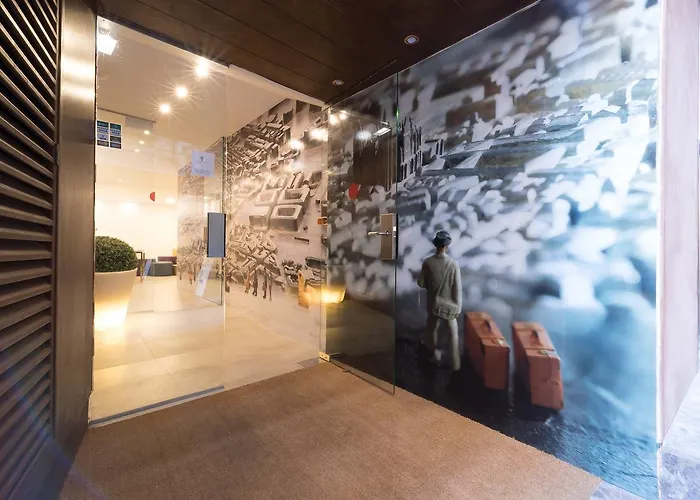 Globetrotter Hostel, By Albany