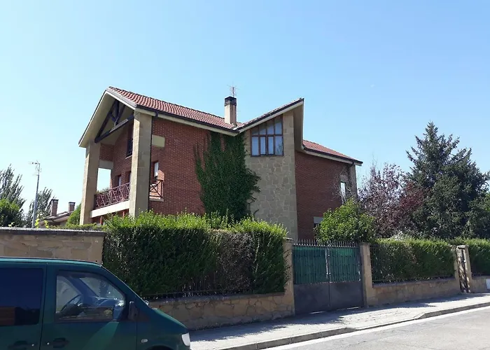 Preciosa casa independiente con piscina cubierta y gran jardín privados
