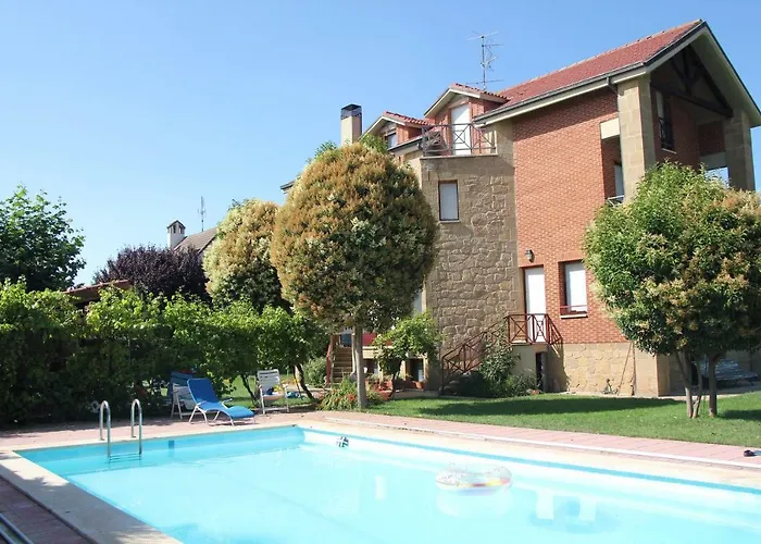 Preciosa casa independiente con piscina cubierta y gran jardín privados